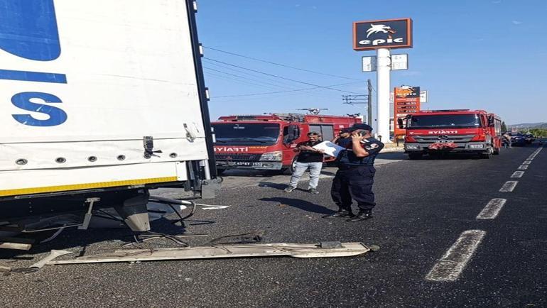 TIRa çarpan otomobildeki 2 kuzen öldü, 1 kişi ağır yaralı