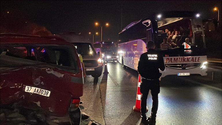 Sultanbeylide iki minibüs çarpıştı: 9 yaralı