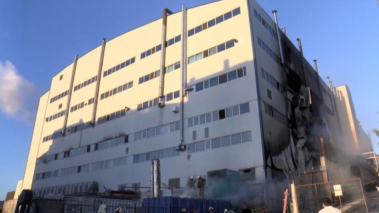 Arnavutköy‘de, 6 katlı iş merkezinde çıkan yangın söndürüldü