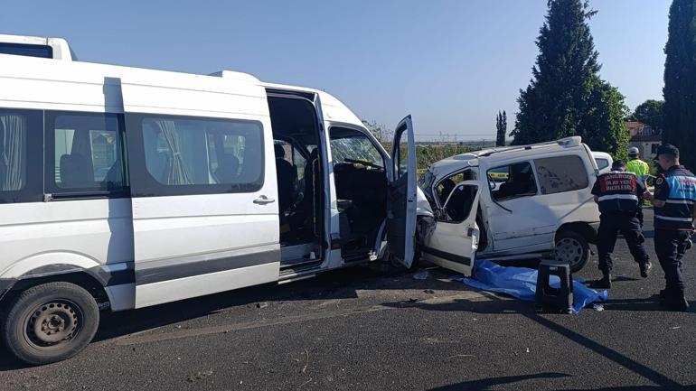 İşçi servis minibüsü ile hafif ticari araç çarpıştı: 1 ölü, 13 yaralı