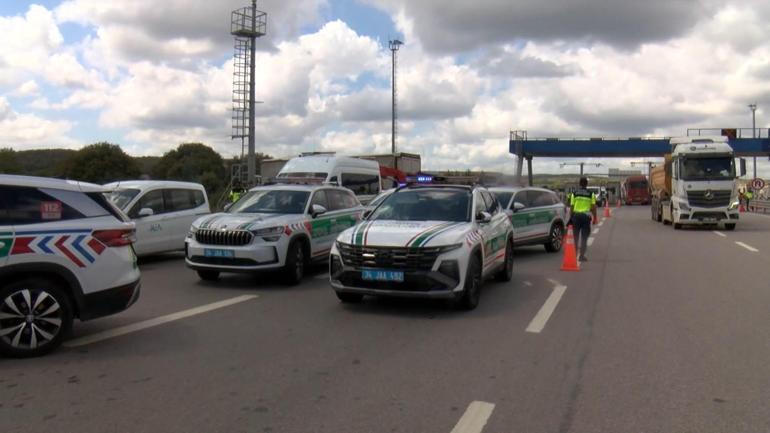 Çekmeköyde TIRın çarptığı jandarma aracı su kanalına düştü; 5 yaralı