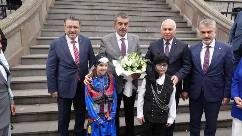 Bakan Tekin: Eğitim sadece öğretmenlerimizin sırtına yüklenecek bir süreç değil