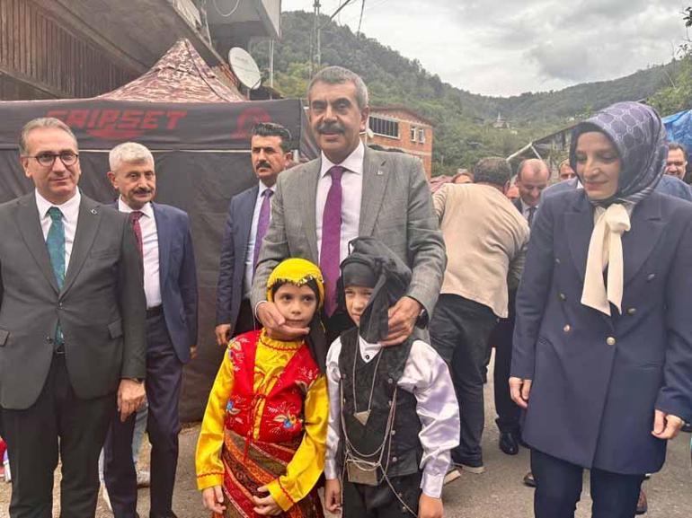 Bakan Tekin: Eğitim sadece öğretmenlerimizin sırtına yüklenecek bir süreç değil