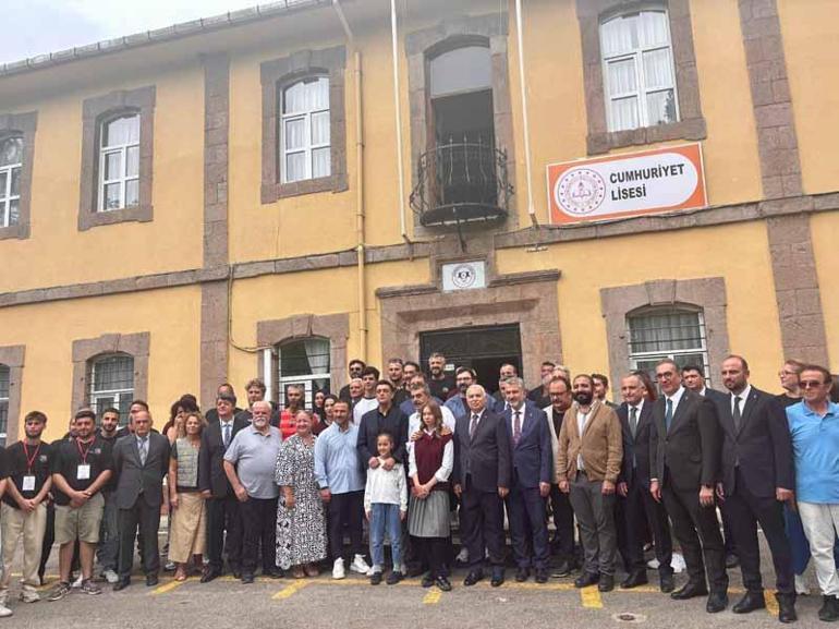 Bakan Tekin: Eğitim sadece öğretmenlerimizin sırtına yüklenecek bir süreç değil