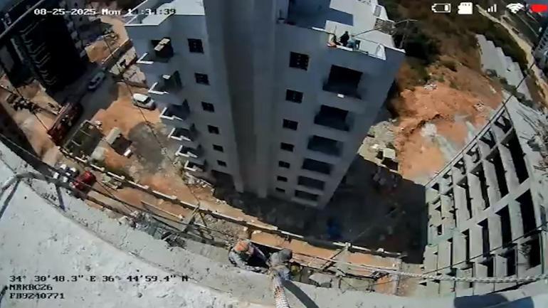İskelede mahsur kalan inşaat işçileri, duvar kırılarak kurtarıldı