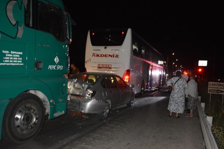 Ayvalıkta kırmızı ışıkta zincirleme kaza: 1 ölü, 3 yaralı