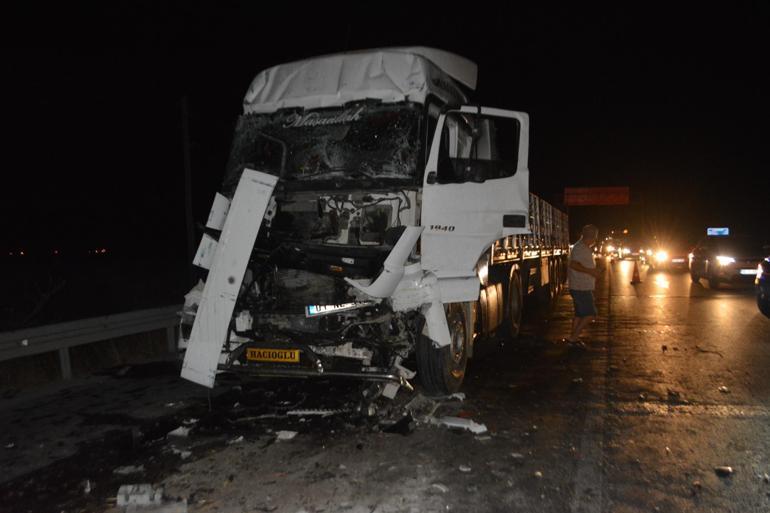 Ayvalıkta kırmızı ışıkta zincirleme kaza: 1 ölü, 3 yaralı