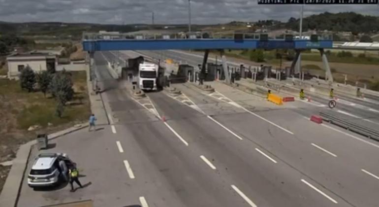 Çekmeköyde jandarma aracına çarpan TIRın şoförü gözaltına alındı