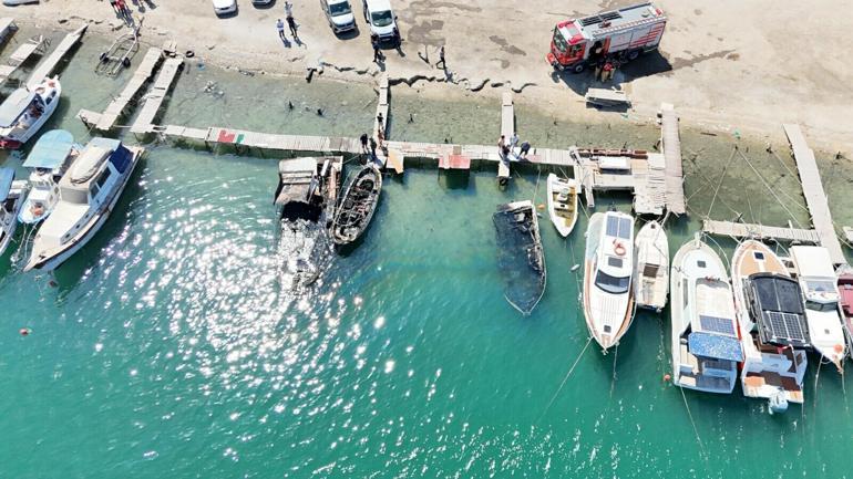 Urlada alevlere teslim olan 5 tekneden 2si battı