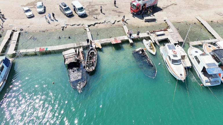 Urlada alevlere teslim olan 5 tekneden 2si battı