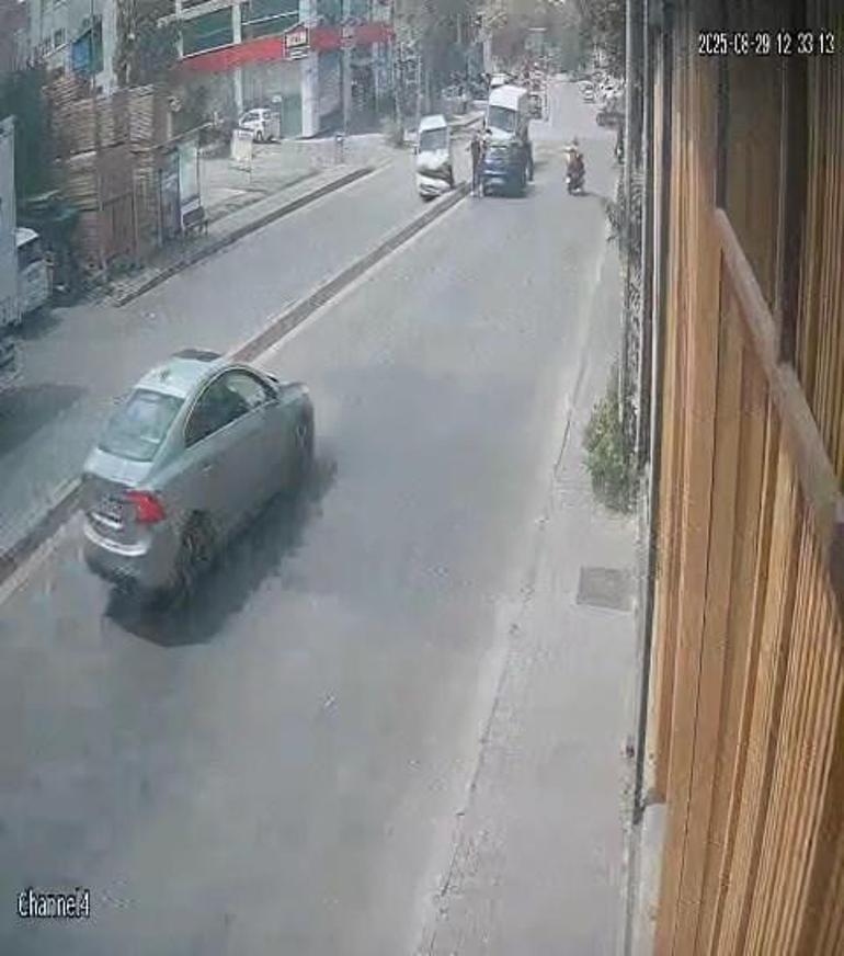 Ümraniyede 2 hafif ticari aracın karıştığı kaza kamerada