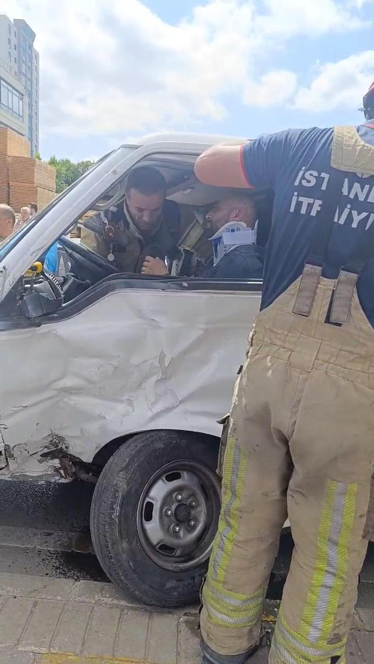 Ümraniyede 2 hafif ticari aracın karıştığı kaza kamerada