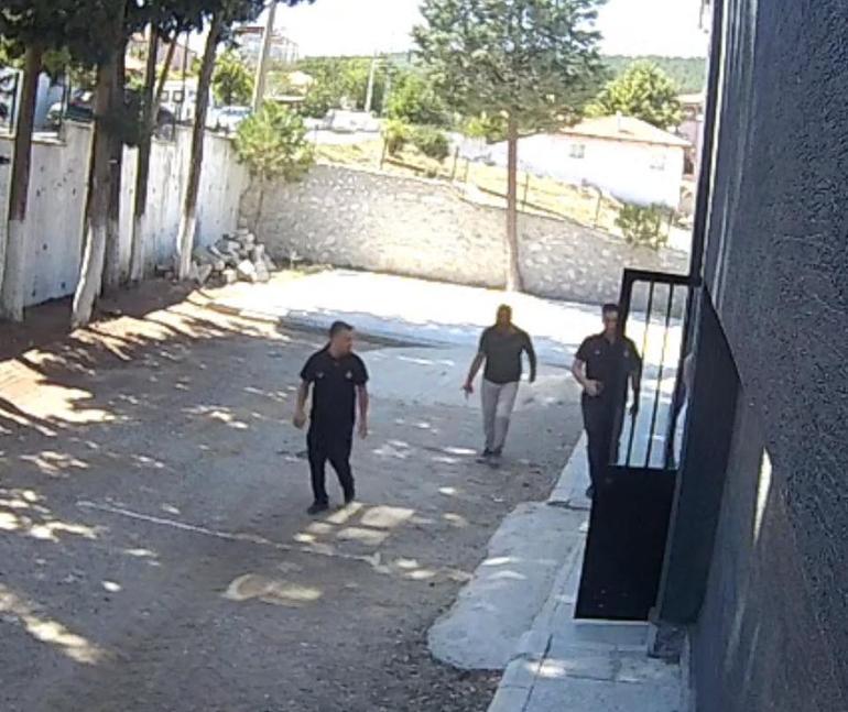 Belediye başkanı, zabıta memurlarını sopayla darbetti; o anlar kamerada