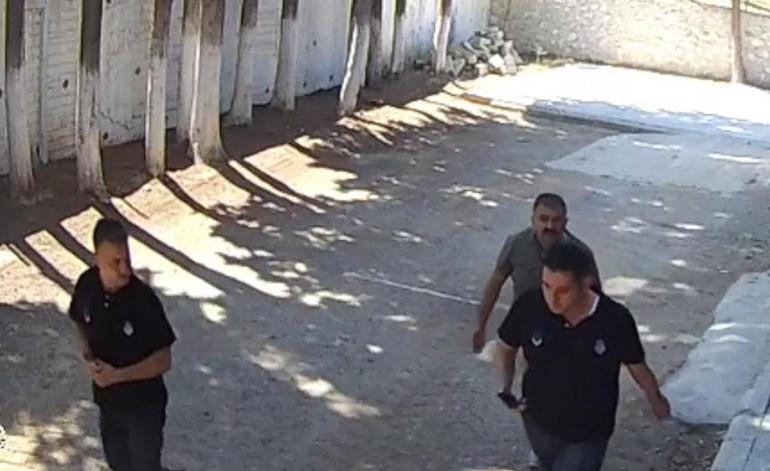 Belediye başkanı, zabıta memurlarını sopayla darbetti; o anlar kamerada