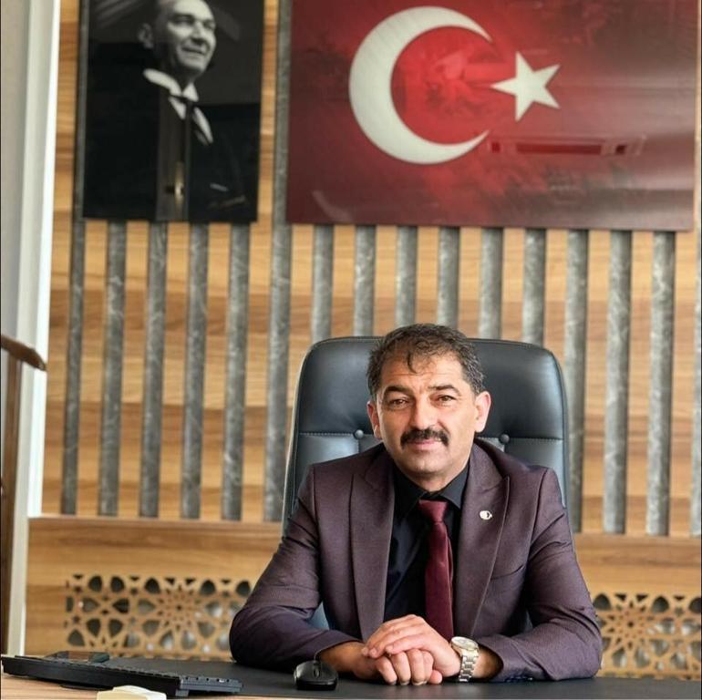 Belediye başkanı, zabıta memurlarını sopayla darbetti; o anlar kamerada