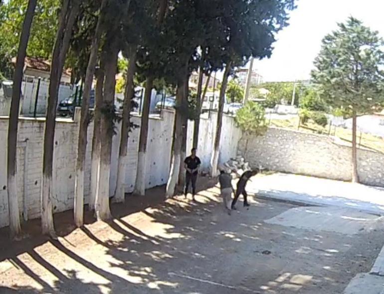 Belediye başkanı, zabıta memurlarını sopayla darbetti; o anlar kamerada