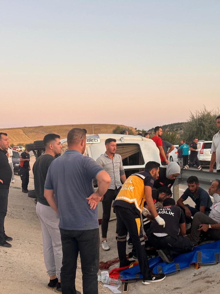 Afyonkarahisar’da otomobil ile minibüs çarpıştı: 10 yaralı