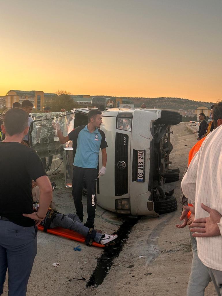 Afyonkarahisar’da otomobil ile minibüs çarpıştı: 10 yaralı