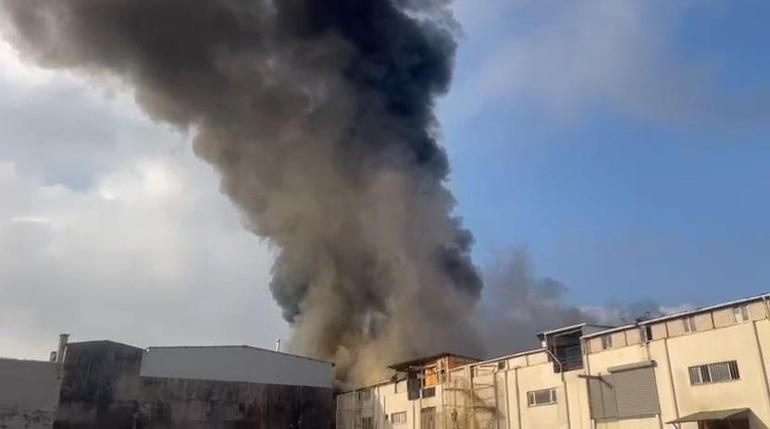 Bağcılarda iş merkezinde çıkan yangın söndürüldü