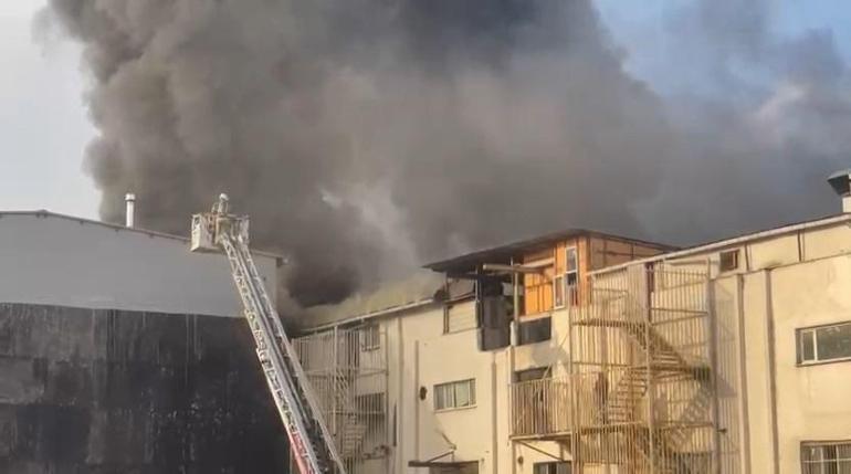 Bağcılarda iş merkezinde çıkan yangın söndürüldü