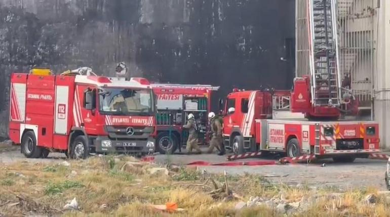 Bağcılarda iş merkezinde çıkan yangın söndürüldü