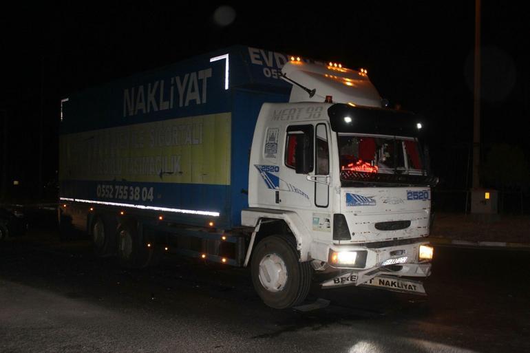 Kamyon ile hafif ticari araç çarpıştı; 1 ölü, 2si ağır 8 yaralı