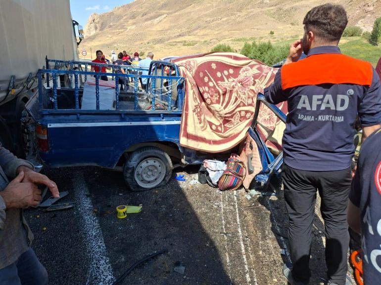 Hakkaride kamyonet ile TIR çarpıştı; 4 ölü, 2 yaralı