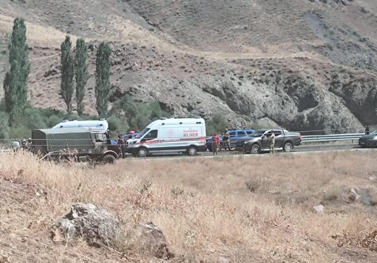 Hakkaride kamyonet ile TIR çarpıştı; 4 ölü, 2 yaralı