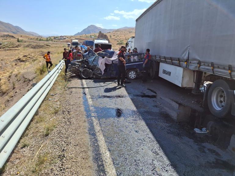 Hakkaride kamyonet ile TIR çarpıştı; 4 ölü, 2 yaralı