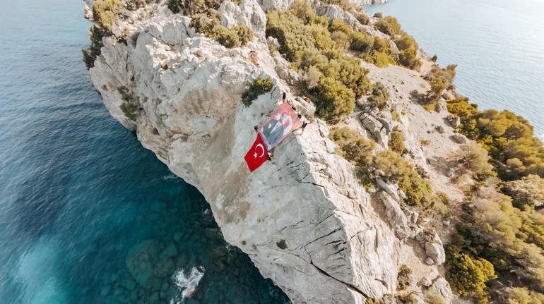 Datçada MAG-AME ekiplerinden Türk bayraklı kutlama