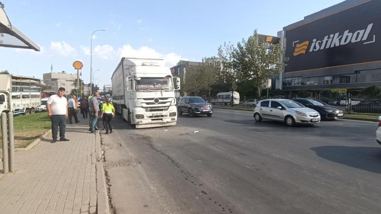 TIR, halk otobüsüne çarptı; 2si ağır 3 yaralı