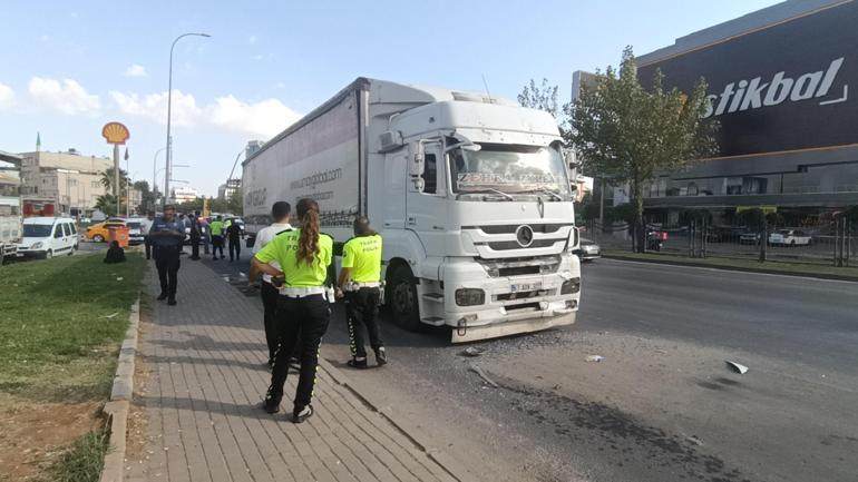 TIR, halk otobüsüne çarptı; 2si ağır 3 yaralı