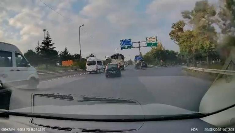 Otomobilin yol ayrımındaki bariyerlere çarptığı kaza kamerada