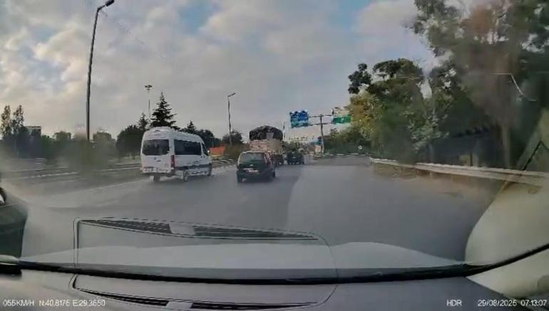 Otomobilin yol ayrımındaki bariyerlere çarptığı kaza kamerada