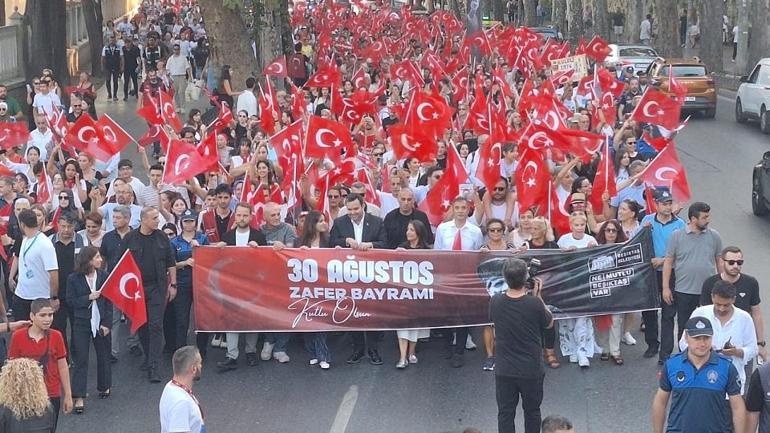 Beşiktaş’ta Zafer Bayramı yürüyüşle kutlandı