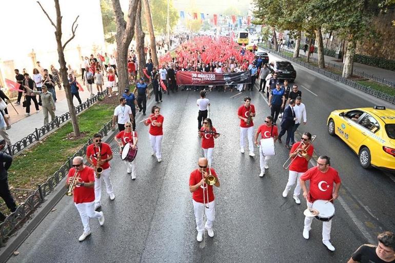 Beşiktaş’ta Zafer Bayramı yürüyüşle kutlandı