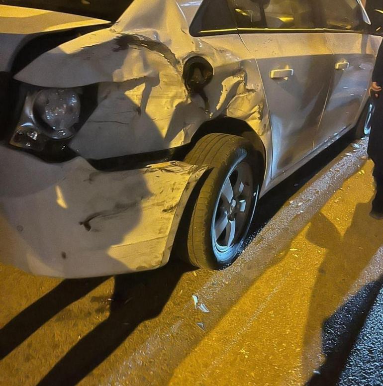 ‘Dur’ ihtarına uymayan sürücünün kullandığı kamyonet, park halindeki araçlar ile binanın kapısına çarptı