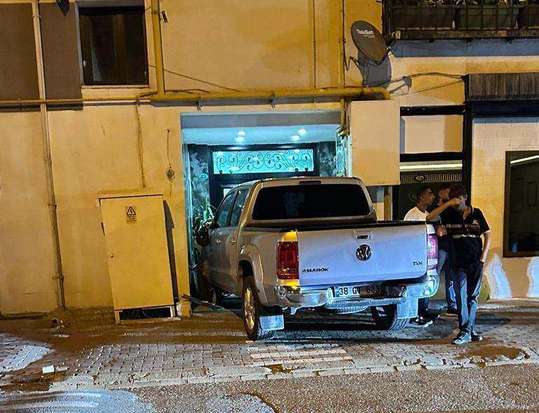 ‘Dur’ ihtarına uymayan sürücünün kullandığı kamyonet, park halindeki araçlar ile binanın kapısına çarptı