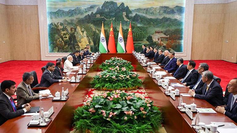 Çin Devlet Başkanı Şi, Hindistan Başbakanı Modi ile görüştü
