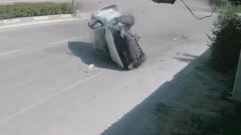 Refüje çarpan otomobil taklalar attı; kaza kamerada