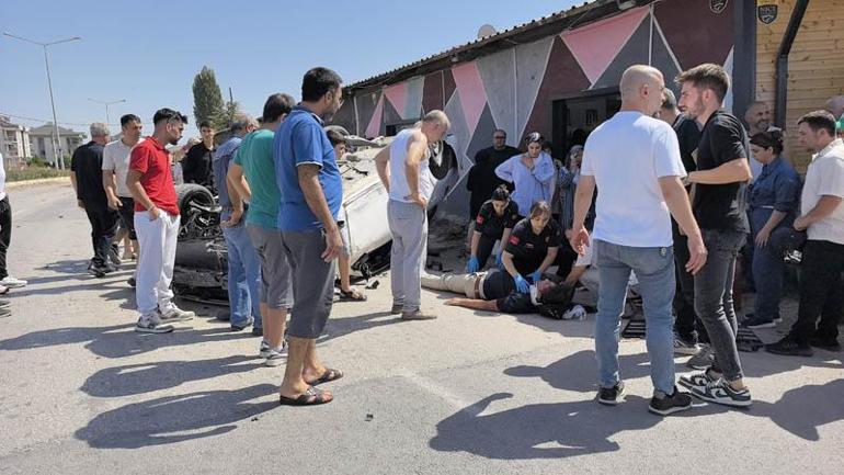 Refüje çarpan otomobil taklalar attı; kaza kamerada