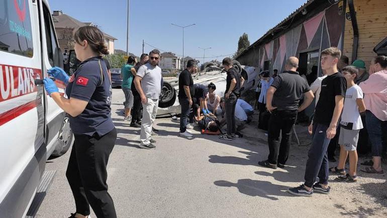Refüje çarpan otomobil taklalar attı; kaza kamerada