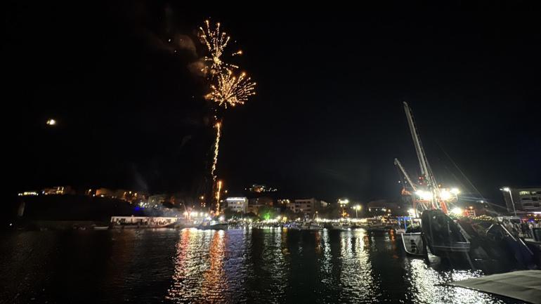 Tekirdağlı balıkçılar, havai fişek gösterileriyle denize açıldı