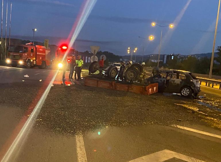 Bursa’da otomobil traktöre çarpıp alev aldı: 2 yaralı