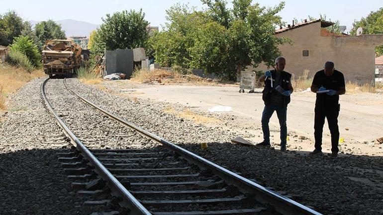 Malatyada yük treninin çarptığı yaya ağır yaralandı