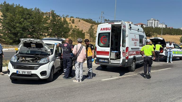 Sivasta hafif ticari araç ile otomobil çarpıştı: 6 yaralı