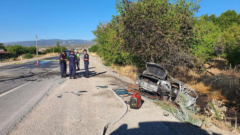 İki otomobil kafa kafaya çarpıştı; 3 ölü, 2 yaralı