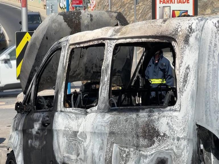 Üsküdarda minibüs alev alev yandı