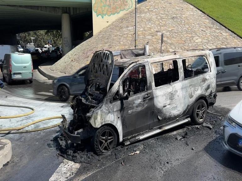 Üsküdarda minibüs alev alev yandı