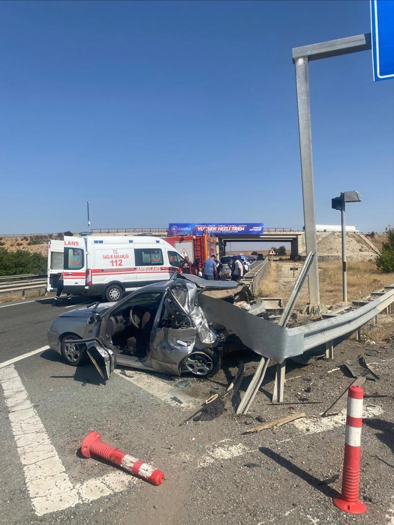 Otomobil, bariyerlere çarptı: 1 ölü, 4 yaralı